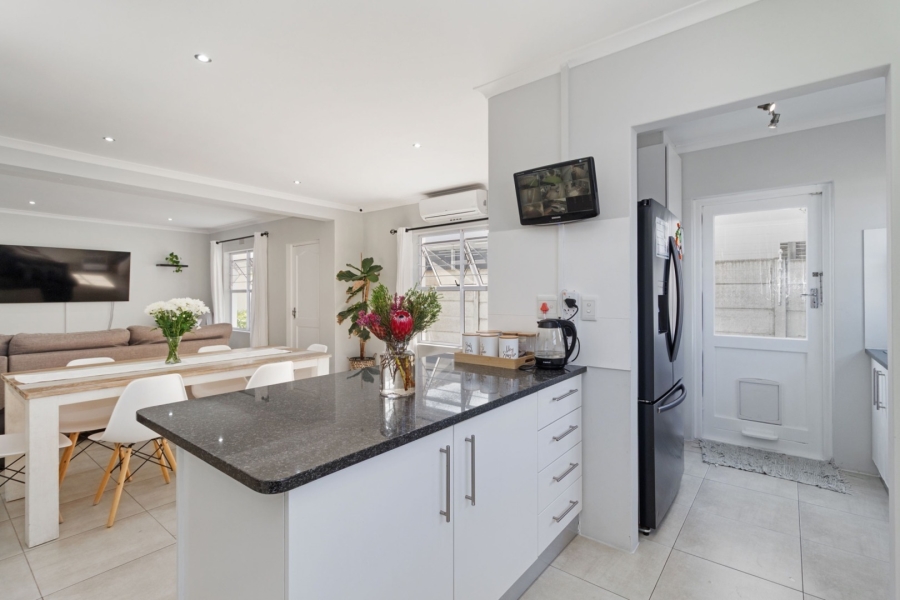 To Let 4 Bedroom Property for Rent in Sunningdale Western Cape